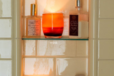 Imagen de cuarto de baño tradicional con ducha empotrada, baldosas y/o azulejos blancos y baldosas y/o azulejos de cemento