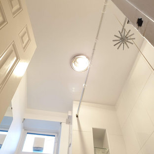 Inspiration pour une petit salle de bain traditionnelle pour enfant avec un placard à porte plane, des portes de placard blanches, une baignoire posée, un WC à poser, un carrelage blanc, des carreaux de porcelaine, un mur blanc, un sol en carrelage de porcelaine, un lavabo posé, un plan de toilette en stratifié, un sol blanc, un plan de toilette turquoise, meuble simple vasque, meuble-lavabo encastré et un plafond décaissé.