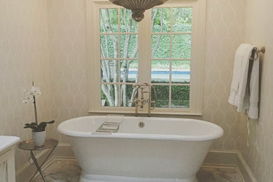 Imagen de cuarto de baño principal clásico renovado de tamaño medio con bañera exenta, paredes beige, suelo de mármol y suelo gris