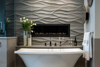 Diseño de cuarto de baño principal contemporáneo grande con bañera exenta, baldosas y/o azulejos grises, baldosas y/o azulejos de piedra, paredes grises y suelo de piedra caliza