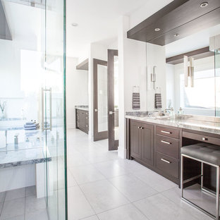 Großes Modernes Badezimmer En Suite mit flächenbündigen Schrankfronten, dunklen Holzschränken, grauen Fliesen, Spiegelfliesen, weißer Wandfarbe, Porzellan-Bodenfliesen, Aufsatzwaschbecken und Marmor-Waschbecken/Waschtisch in Salt Lake City