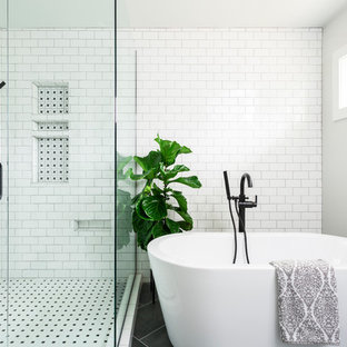 Inspiration för ett vintage en-suite badrum, med ett fristående badkar, en hörndusch, vit kakel, tunnelbanekakel, vita väggar och svart golv