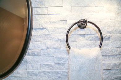 Ejemplo de cuarto de baño contemporáneo con baldosas y/o azulejos de piedra