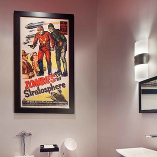 Inredning av ett modernt stort en-suite badrum, med ett fristående handfat, bänkskiva i onyx, en vägghängd toalettstol, grå väggar och ljust trägolv