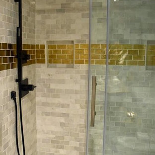 Esempio di una stanza da bagno con doccia chic di medie dimensioni con ante con riquadro incassato, ante bianche, doccia alcova, orinatoio, piastrelle beige, piastrelle grigie, piastrelle in gres porcellanato, pareti beige, pavimento in gres porcellanato, lavabo a bacinella, top in granito, pavimento bianco, porta doccia scorrevole e top grigio
