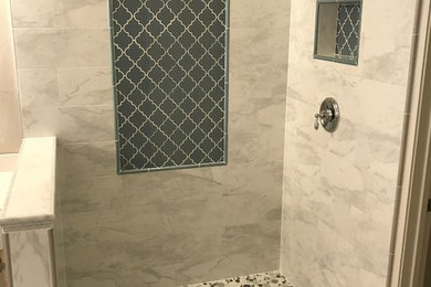 オースティンにあるラグジュアリーな広いモダンスタイルのおしゃれなマスターバスルーム (コーナー型浴槽、オープン型シャワー、分離型トイレ、白いタイル、磁器タイル、白い壁、セラミックタイルの床、アンダーカウンター洗面器、御影石の洗面台、白い床、オープンシャワー) の写真