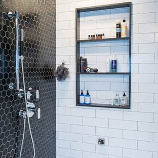 Großes Modernes Badezimmer En Suite mit flächenbündigen Schrankfronten, weißen Schränken, Eckbadewanne, Doppeldusche, schwarz-weißen Fliesen, Porzellanfliesen, bunten Wänden, Porzellan-Bodenfliesen, Unterbauwaschbecken und Quarzwerkstein-Waschtisch in Seattle