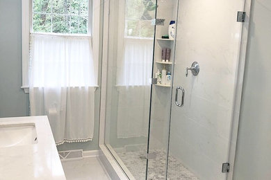 Свежая идея для дизайна: главная ванная комната среднего размера с серыми фасадами, ванной на ножках, угловым душем, раздельным унитазом, белой плиткой, керамогранитной плиткой, синими стенами, полом из керамогранита, врезной раковиной, столешницей из искусственного кварца, белым полом, душем с распашными дверями и белой столешницей - отличное фото интерьера