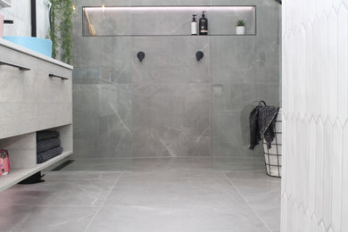 Immagine di una stanza da bagno moderna di medie dimensioni