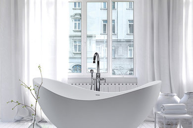 Idéer för ett stort modernt en-suite badrum, med öppna hyllor, vita skåp, ett fristående badkar, vita väggar, ljust trägolv och vitt golv