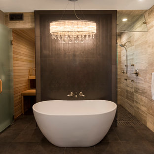 Esempio di una stanza da bagno padronale design con vasca freestanding, doccia a filo pavimento, piastrelle beige, piastrelle in pietra e porta doccia a battente
