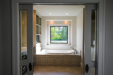 ルイビルにある中くらいなカントリー風のおしゃれなマスターバスルーム (落し込みパネル扉のキャビネット、濃色木目調キャビネット、セラミックタイルの床、クオーツストーンの洗面台、オープンシャワー) の写真