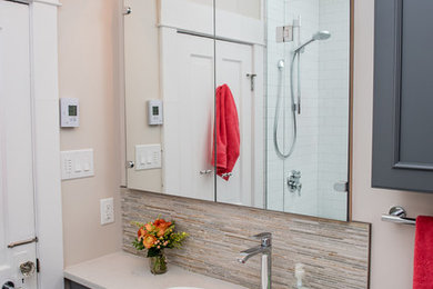 Idéer för ett litet klassiskt badrum, med ett fristående handfat, luckor med infälld panel, grå skåp, bänkskiva i kvarts, ett badkar med tassar, en dusch/badkar-kombination, en toalettstol med hel cisternkåpa, vit kakel, keramikplattor, beige väggar och klinkergolv i porslin