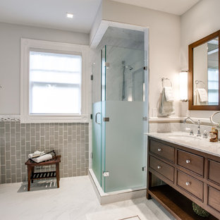 Ispirazione per una stanza da bagno vittoriana con lavabo sottopiano, ante con riquadro incassato, ante in legno bruno, vasca freestanding, doccia alcova, piastrelle grigie e piastrelle diamantate