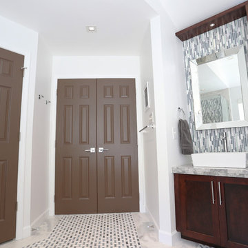 Muntzer Residence Bright Master Bathroom