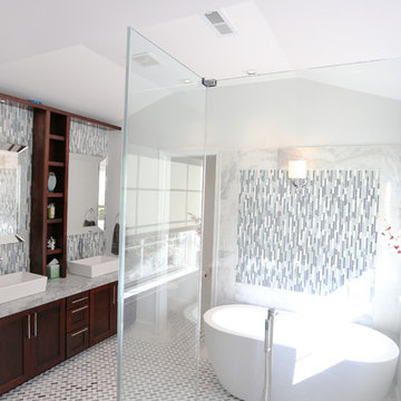 Muntzer Residence Bright Master Bathroom