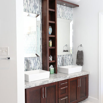 Muntzer Residence Bright Master Bathroom
