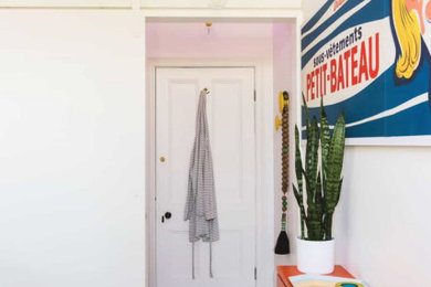 Exemple d'une salle de bain tendance avec un placard avec porte à panneau surélevé, des portes de placard blanches, une douche d'angle, WC à poser, un carrelage blanc, des carreaux de céramique, un mur blanc, parquet peint, un lavabo encastré, un plan de toilette en stratifié, un sol blanc, aucune cabine, un plan de toilette blanc, meuble double vasque, meuble-lavabo encastré et un plafond voûté.
