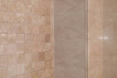 Foto de cuarto de baño principal contemporáneo de tamaño medio con baldosas y/o azulejos beige, baldosas y/o azulejos de piedra y suelo de piedra caliza