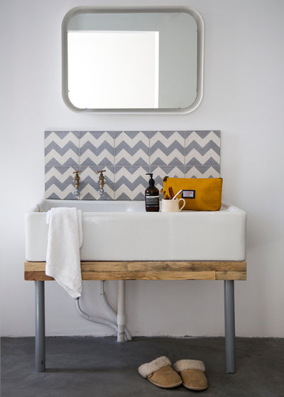 Midcentury Bathroom by Ard Bia Interiors