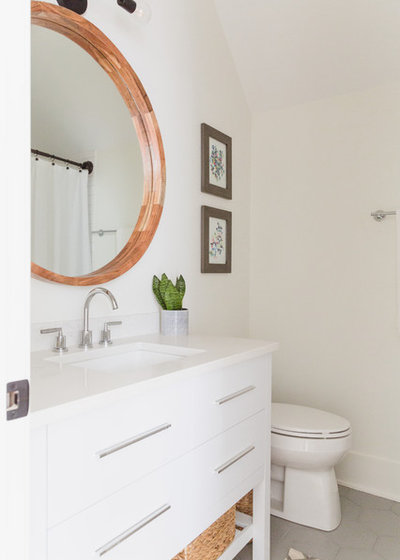 ビーチスタイル 浴室 by Rachel Loewen Photography