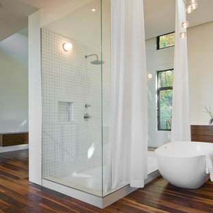 Diseño de cuarto de baño vestidor, moderno, con armarios con paneles lisos, puertas de armario de madera en tonos medios y bañera exenta