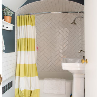 Esempio di una stanza da bagno con doccia country con vasca ad angolo, vasca/doccia, piastrelle bianche, piastrelle diamantate, pareti blu, pavimento con piastrelle a mosaico, lavabo a colonna, pavimento bianco e doccia con tenda