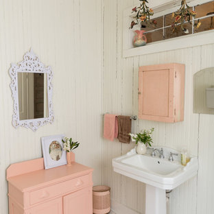 Inspiration för ett shabby chic-inspirerat badrum, med luckor med infälld panel, lila skåp, vita väggar, mosaikgolv, ett piedestal handfat och vitt golv