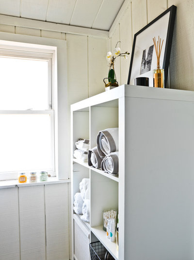 Contemporary Bathroom My Houzz: Feminine Chic Charms in a Chicago Rental