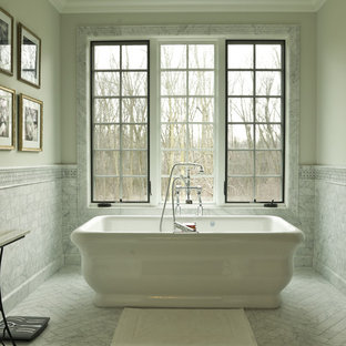 Klassisches Badezimmer mit freistehender Badewanne in Chicago