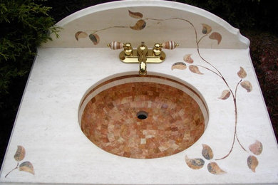 Foto de cuarto de baño tradicional con lavabo integrado y encimera de cuarcita