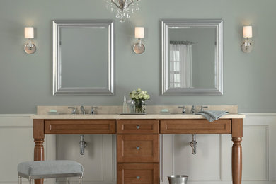 Foto de cuarto de baño principal clásico con armarios con paneles empotrados, baldosas y/o azulejos grises y suelo de baldosas de porcelana