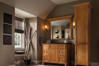 Ejemplo de cuarto de baño principal tradicional grande con armarios estilo shaker, puertas de armario de madera oscura, encimera de granito, paredes beige y suelo de baldosas de porcelana