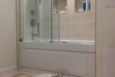 Idee per una piccola stanza da bagno con doccia contemporanea con vasca ad alcova, vasca/doccia, pareti bianche, pavimento in gres porcellanato, pavimento beige e porta doccia scorrevole
