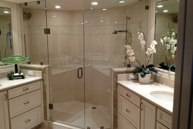 Bild på ett mellanstort vintage badrum med dusch, med luckor med infälld panel, vita skåp, en dusch i en alkov, beige kakel, porslinskakel, beige väggar, klinkergolv i porslin och ett undermonterad handfat