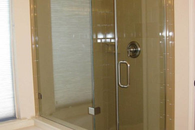 Diseño de cuarto de baño principal tradicional renovado de tamaño medio con baldosas y/o azulejos de cerámica, bañera empotrada, ducha esquinera, paredes blancas y suelo de baldosas de cerámica