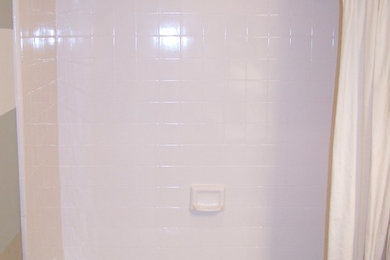 ダラスにある低価格の小さなトラディショナルスタイルのおしゃれなバスルーム (浴槽なし) (セラミックタイル、アルコーブ型浴槽、アルコーブ型シャワー、分離型トイレ、ベージュの壁、セラミックタイルの床) の写真