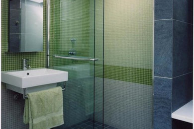 Imagen de cuarto de baño principal grande con lavabo suspendido, ducha esquinera, baldosas y/o azulejos azules y paredes blancas