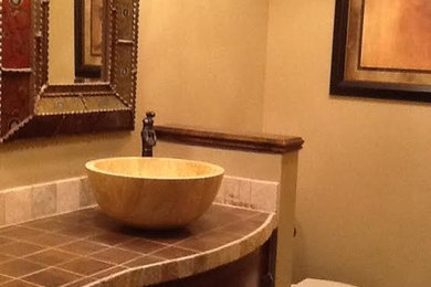 Foto de cuarto de baño clásico pequeño con paredes beige, lavabo sobreencimera, puertas de armario de madera en tonos medios, sanitario de una pieza, suelo de baldosas de cerámica, aseo y ducha, encimera de azulejos y suelo beige