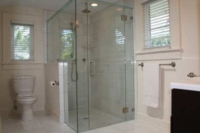 タンパにある中くらいなトランジショナルスタイルのおしゃれなバスルーム (浴槽なし) (コーナー設置型シャワー、分離型トイレ、ベージュのタイル、白い壁、セラミックタイルの床) の写真