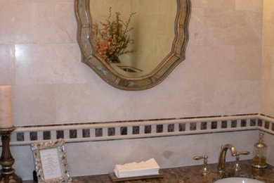 Modelo de cuarto de baño clásico de tamaño medio con baldosas y/o azulejos beige y aseo y ducha
