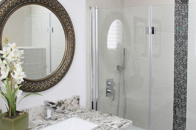 Inredning av ett modernt mellanstort badrum med dusch, med luckor med profilerade fronter, svarta skåp, ett badkar i en alkov, en dusch/badkar-kombination, en toalettstol med separat cisternkåpa, beige kakel, svart kakel, glaskakel, vita väggar, ett undermonterad handfat, bänkskiva i kvartsit, klinkergolv i porslin, vitt golv och dusch med gångjärnsdörr