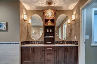 カルガリーにある中くらいなコンテンポラリースタイルのおしゃれな浴室 (インセット扉のキャビネット、濃色木目調キャビネット、茶色い壁、アンダーカウンター洗面器、御影石の洗面台) の写真