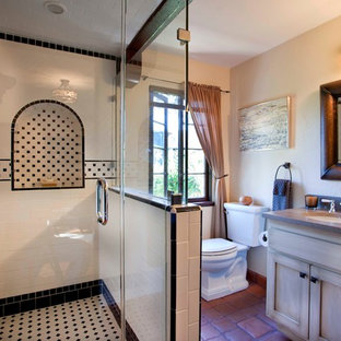 Immagine di una stanza da bagno mediterranea con lavabo sottopiano