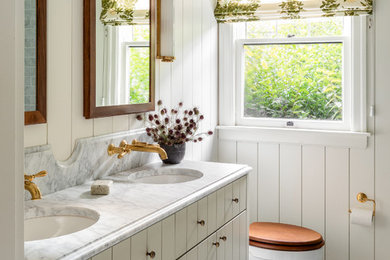 シアトルにあるラグジュアリーなトラディショナルスタイルのおしゃれな浴室 (フラットパネル扉のキャビネット、グレーのキャビネット、白い壁、モザイクタイル、アンダーカウンター洗面器、白い洗面カウンター) の写真