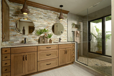 Modelo de cuarto de baño rústico con puertas de armario de madera oscura, baldosas y/o azulejos multicolor y lavabo bajoencimera