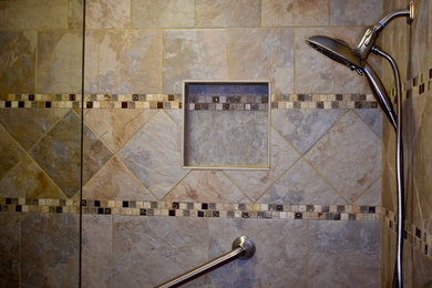 シカゴにあるトラディショナルスタイルのおしゃれな浴室 (アルコーブ型シャワー、開き戸のシャワー) の写真
