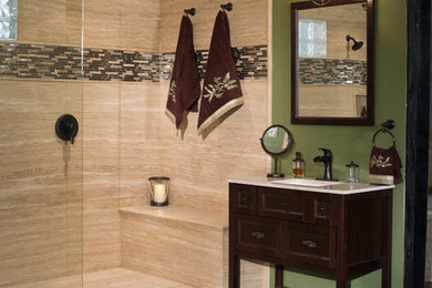 Modelo de cuarto de baño principal minimalista grande con armarios abiertos, puertas de armario de madera en tonos medios, encimera de mármol y paredes beige