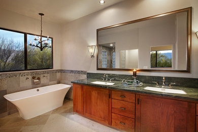 Ejemplo de cuarto de baño principal clásico renovado grande con encimera de granito, bañera exenta, ducha abierta, sanitario de una pieza, paredes grises y suelo de piedra caliza