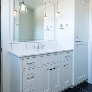 Immagine di una stanza da bagno con doccia country di medie dimensioni con ante in stile shaker, ante bianche, pareti bianche, pavimento in ardesia, lavabo sottopiano e top in superficie solida